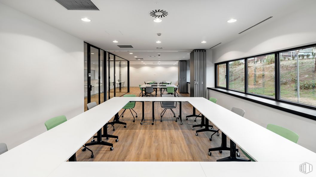 Oficina en alquiler en Edificio XIMAD, Calle Gabriel García Márquez, 4, Las Rozas de Madrid, Madrid, 28230 con silla, mesa, mueble, planta, ventana, diseño de interiores, arquitectura, piso, suelo y pared alrededor