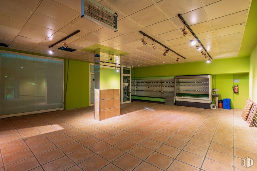 Retail for sale at Hortaleza - Canillas, Hortaleza, Madrid, 28043 with flooring, floor, ceiling, interior design, lighting, glass, fluorescent lamp, light fixture, tile and cleanliness around