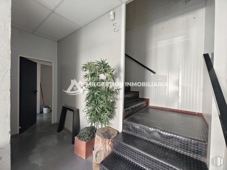 Industrial for sale at Polígono Industrial Villa Azaña, Numancia de la Sagra, Toledo, 45230 with houseplant, door, building, plant, furniture, flowerpot, interior design, flooring, floor and house around