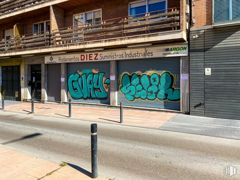 Retail for sale & for rent at Calle Ingeniero Mariño, 28, Guadalajara, 19001 with building, window, property, azure, fixture, paint, art, road surface, tints and shades and font around