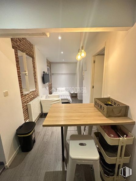 Retail for sale at Zona Sol, Centro, Madrid, 28012 with stool, table, waste container, lighting, furniture, property, mirror, building, wood and interior design around