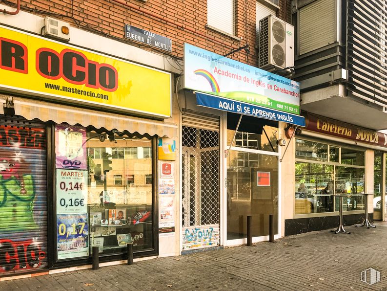 Retail for rent at Calle Federico Grases, 1, Carabanchel, Madrid, 28025 with building, door, window, retail, facade, city, trade, advertising, signage and mixed-use around