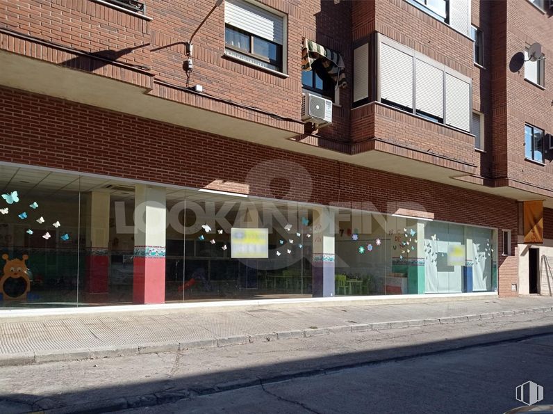 Retail for sale & for rent at Centro urbano, Talavera de la Reina, Toledo, 45600 with window, building, shade, plant, road surface, neighbourhood, wall, urban design, facade and sidewalk around