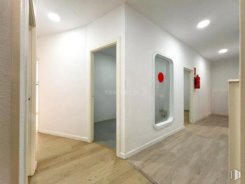 Local en venta en Calle Olivo, Moncloa - Aravaca, Madrid, 28023 con edificio, accesorio, madera, suelos, hall, suelo, casa, puerta, exterior del automóvil y madera dura alrededor