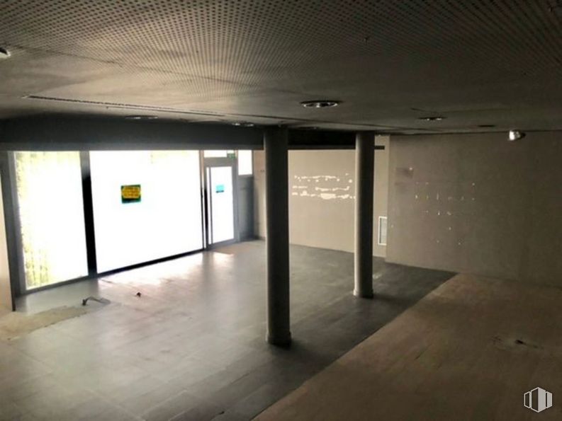 Retail for sale at Avenida Constitución, 28, El Escorial, Madrid, 28280 with architecture, floor, flooring, fixture, parking, tints and shades, ceiling, hall, city and concrete around