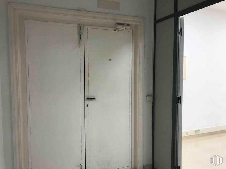 Oficina en alquiler en Zona empresarial, Alcobendas, Madrid, 28100 con puerta, asa, accesorio, ferretería doméstica, madera, puerta de casa, edificio, exterior del automóvil, manija de la puerta y vidrio alrededor