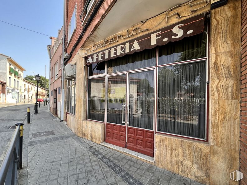 Local en venta en Calle Constitución, Daganzo de Arriba, Madrid, 28814 con edificio, propiedad, ventana, cielo, superficie de la carretera, madera, ladrillo, barrio, puerta y albañilería alrededor