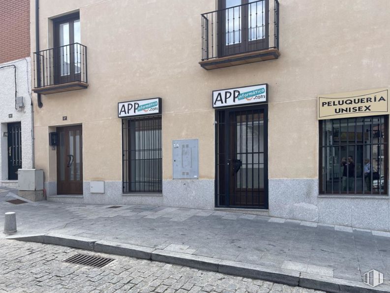 Local en alquiler en Calle Villarruela, Navalcarnero, Madrid, 28600 con ventana, puerta, edificio, superficie de la carretera, accesorio, fachada, ciudad, planta, carretera y fuente alrededor