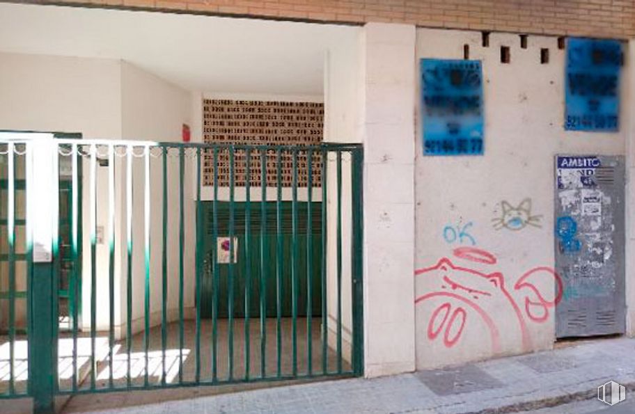 Retail for sale at Calle Velázquez, 4, Segovia, 40002 with fixture, building, paint, handwriting, fence, tints and shades, art, composite material, facade and door around