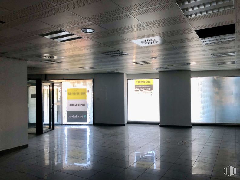 Retail for sale at Calle Cincel, 6, Rivas-Vaciamadrid, Madrid, 28529 with fixture, wall, flooring, ceiling, building, event, glass, space, city and parking around