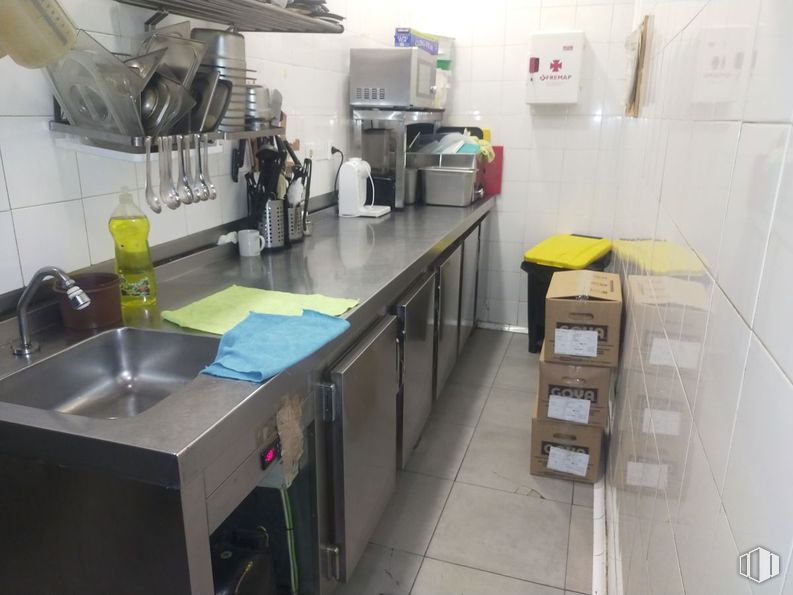 Retail for rent at Zona La Fortuna, Leganés, Madrid, 28917 with sink, bottle, tap, kitchen sink, cabinetry, countertop, kitchen, plumbing fixture, floor and flooring around