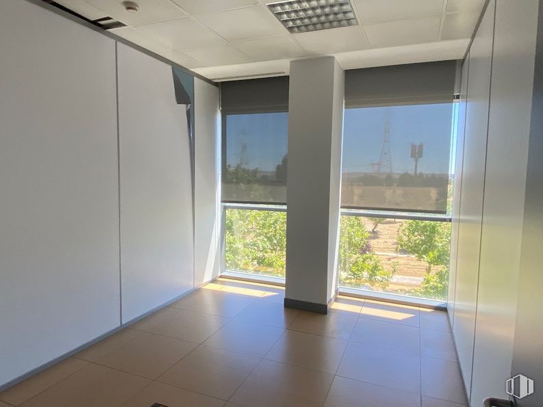 Oficina en alquiler en Edificio Inbisa, Avenida Pirineos, 7, San Sebastián de los Reyes, Madrid, 28700 con armario, ventana, planta, edificio, accesorio, sombra, casa, madera, piso y suelo alrededor