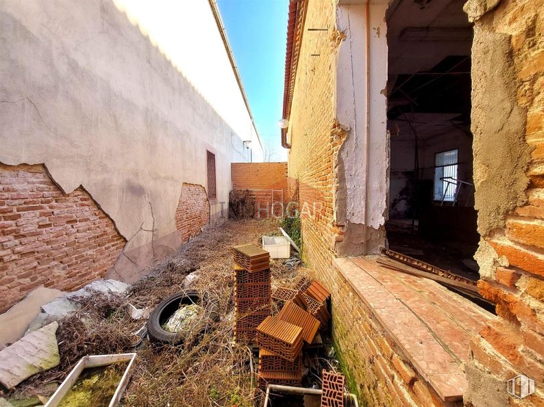 Nave en venta en Zona Centro, Arévalo, Ávila, 05200 con neumático, rueda, pared, material compuesto, ladrillo, albañilería, material de construcción, iluminación natural y sombra alrededor