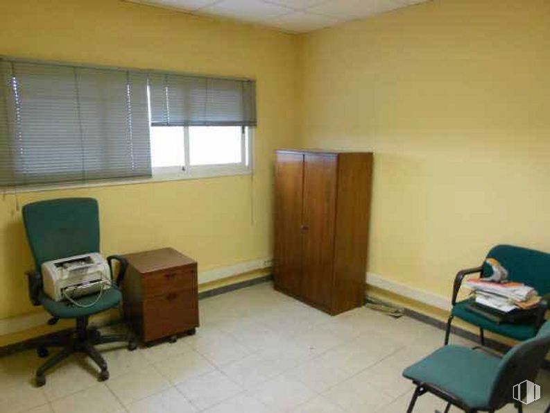 Retail for sale at Ciudad Valgreen, Avenida Pico Ocejón, 2, Villanueva de la Torre, Guadalajara, 19209 with chair, cupboard, window, chest of drawers, furniture, property, building, fixture, door and interior design around