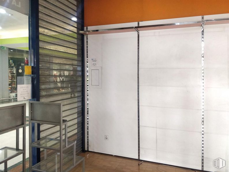 Retail for rent at C.C.Plaza Aluche, Avenida de los Poblados, 58, La Latina, Madrid, 28044 with fixture, flooring, floor, shade, glass, facade, composite material, building, wood and metal around