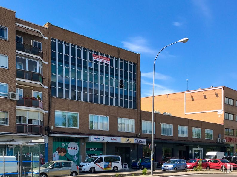 Office for sale & for rent at Avenida Cardenal Herrera Oria, 63, Fuencarral - El Pardo, Madrid, 28034 with car, van, building, wheel, land vehicle, tire, sky, vehicle, window and street light around