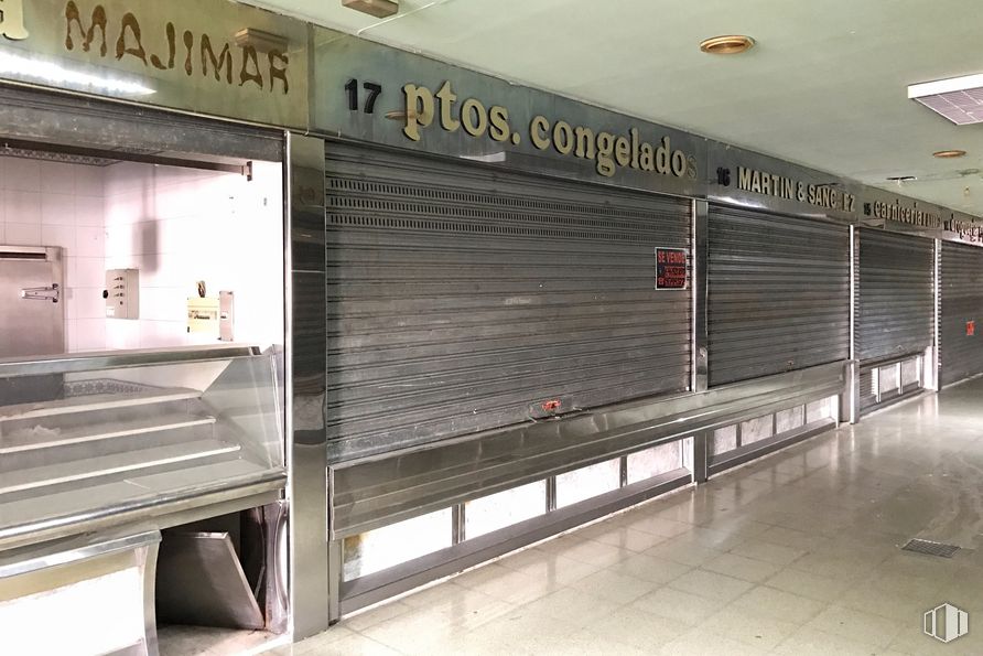 Local en alquiler y venta en Calle Calderón de la Barca, 9, Navalcarnero, Madrid, 28600 con ebanistería, accesorio, suelo, estación de metro, material compuesto, techo, edificio, acero, metal y transporte público alrededor