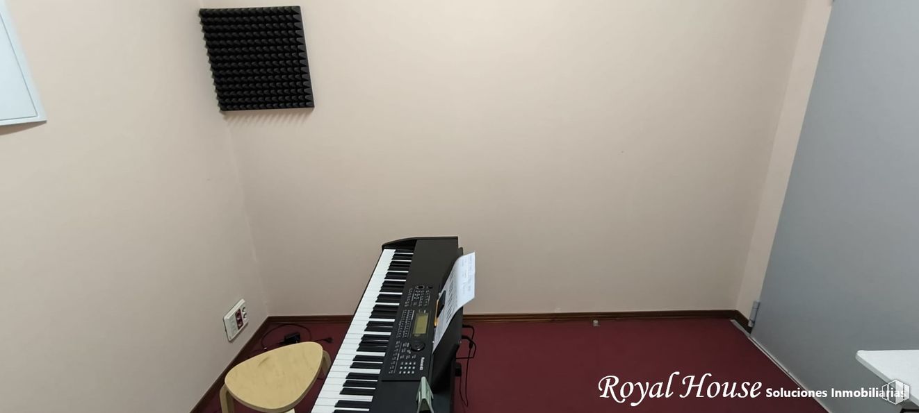 Local en venta en Calle Madroños, Collado Villalba, Madrid, 28400 con piano, instrumento musical, mueble, teclado, teclado musical, piano eléctrico, interiorismo, suelos, dispositivo electrónico y suelo alrededor