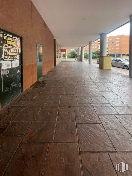 Local en alquiler y venta en Calle Dámaso Alonso, Alcalá de Henares, Madrid, 28806 con coche, propiedad, superficie de la carretera, madera, suelos, suelo, ladrillo, albañilería, neumático y pared alrededor