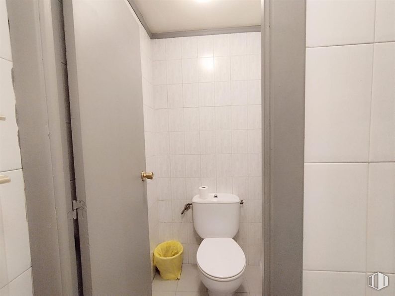 Local en alquiler en Plaza Soanilla, Arganda del Rey, Madrid, 28500 con inodoro, asiento del inodoro, cuarto de baño, accesorio, suministro doméstico, fontanería, pared, suelo, suelos y accesorios de fontanería alrededor