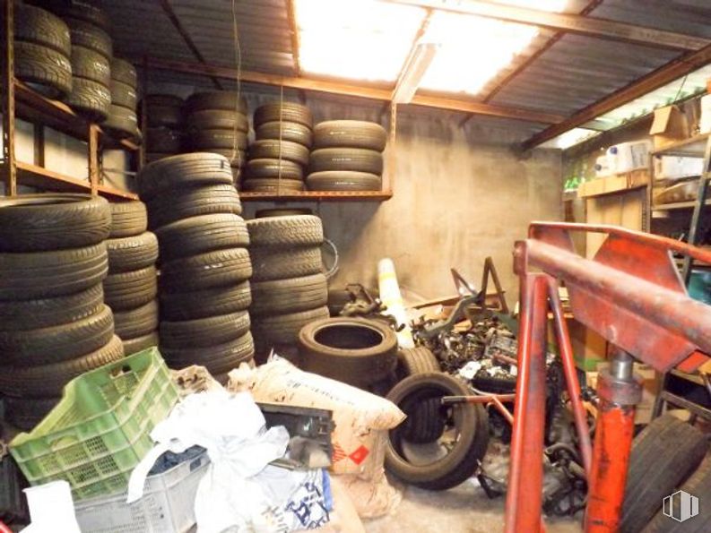 Retail for sale at Calle Vicente Camarón, La Latina, Madrid, 28011 with tire, wheel, automotive tire, wood, tread, mass production, automotive wheel system, gas, auto part and metal around