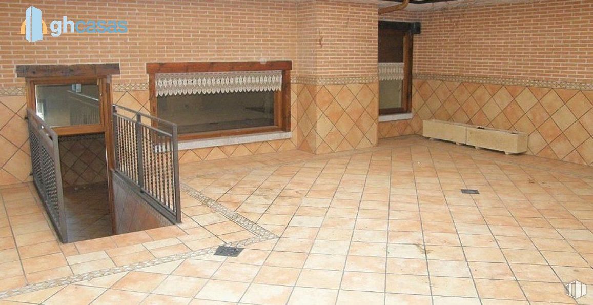 Retail for sale at Calle Real, Navalafuente, Madrid, 28729 with fireplace, furniture, door, window, tile flooring, wood, brickwork, floor, flooring and brick around