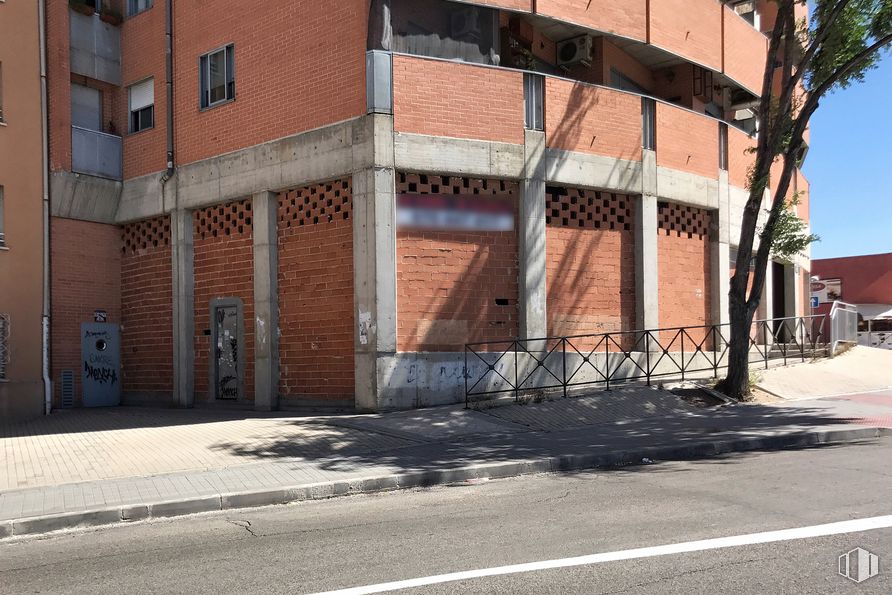 Retail for rent at Calle Villacastín, 18, Fuencarral - El Pardo, Madrid, 28034 with building, road surface, wood, asphalt, window, urban design, brickwork, line, residential area and brick around