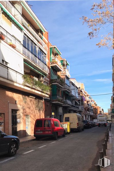 Retail for sale at Calle Francisco Paino, Carabanchel, Madrid, 28025 with wheel, van, car, window, house, land vehicle, tire, sky, building and vehicle around