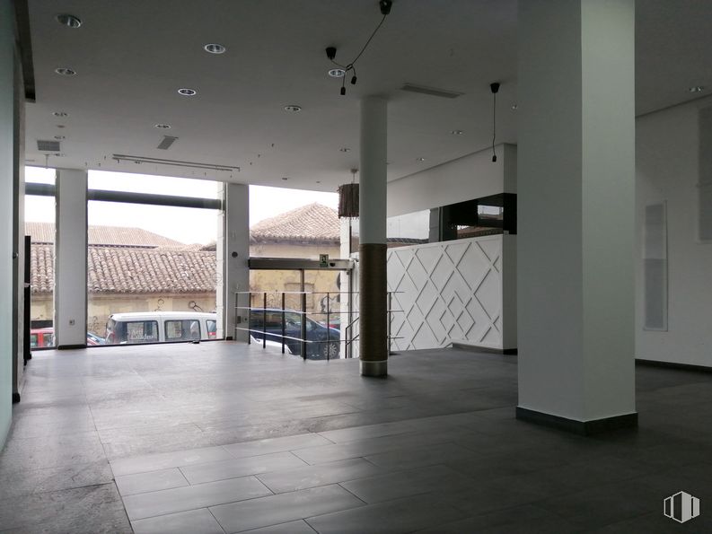 Retail for sale at Calle Abastos, 94, Aranjuez, Madrid, 28300 with fixture, hall, flooring, floor, ceiling, glass, shade, space, automotive design and commercial building around