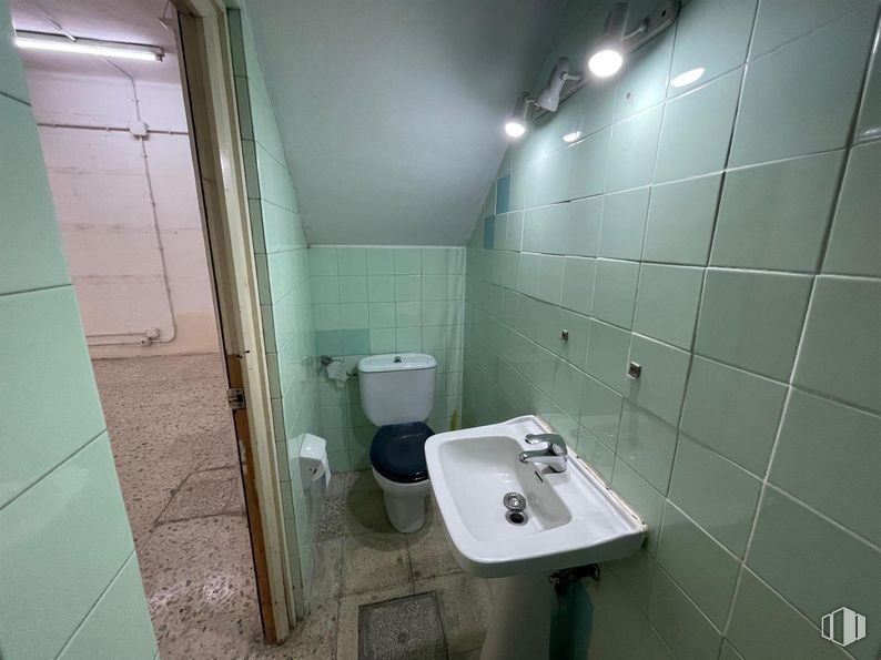 Local en alquiler en Plaza Conde del Valle de Súchil, Chamberí, Madrid, 28015 con inodoro, fregadero, grifo, propiedad, accesorios de fontanería, edificio, cuarto de baño, morado, lavabo y espejo alrededor