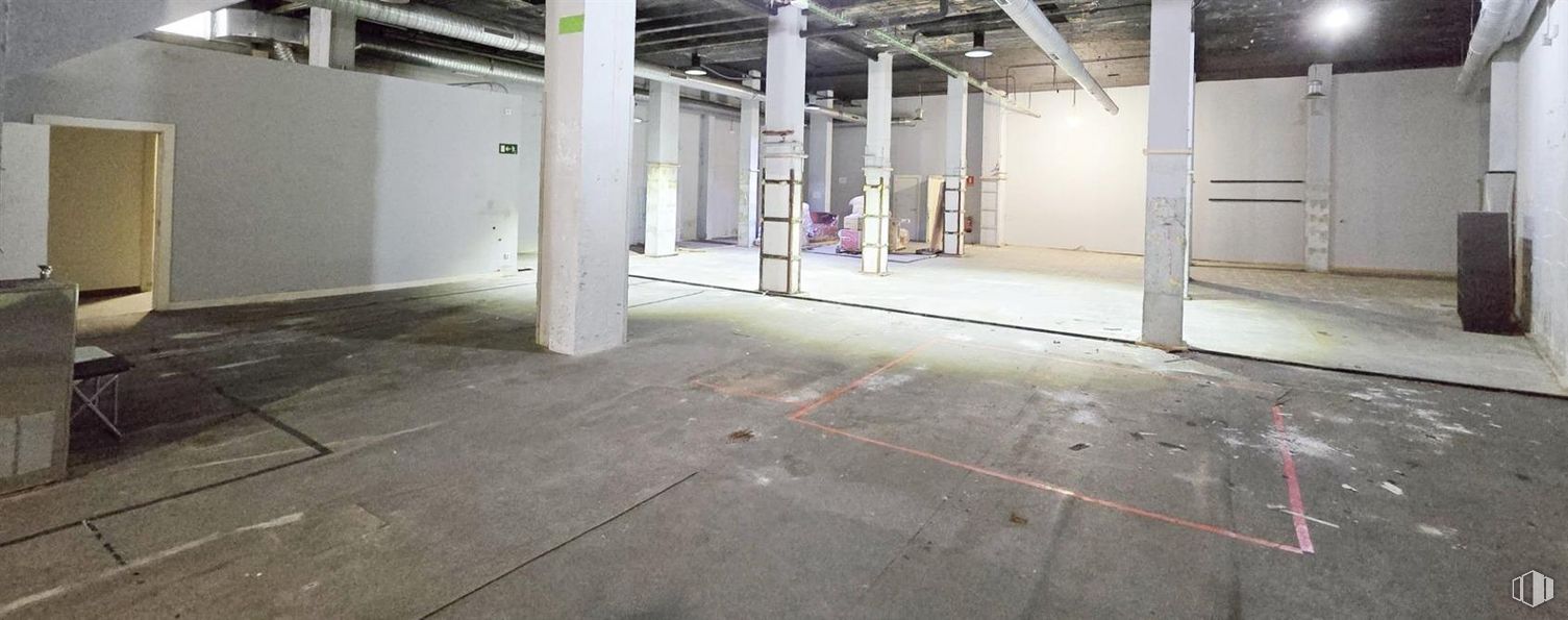 Retail for sale at Calle Hospital, 25, Pozuelo de Alarcón, Madrid, 28223 with hall, flooring, fixture, floor, building material, gas, ceiling, concrete, composite material and city around