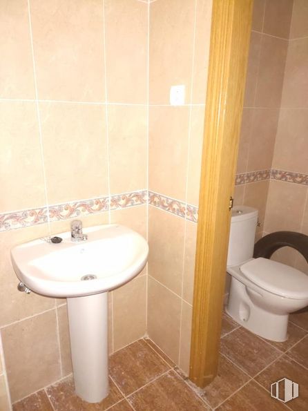 Oficina en alquiler en Calle Puerta Abajo, 43, Alpedrete, Madrid, 28430 con inodoro, fregadero, marrón, grifo, propiedad, accesorio de plomería, lavabo de baño, baño, púrpura y negro alrededor