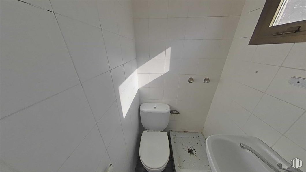 Retail for sale at Calle Tapia de Casariego, Moncloa - Aravaca, Madrid, 28023 with toilet, toilet seat, floor, flooring, plumbing fixture, bathroom, plumbing, tile, tile flooring and grey around