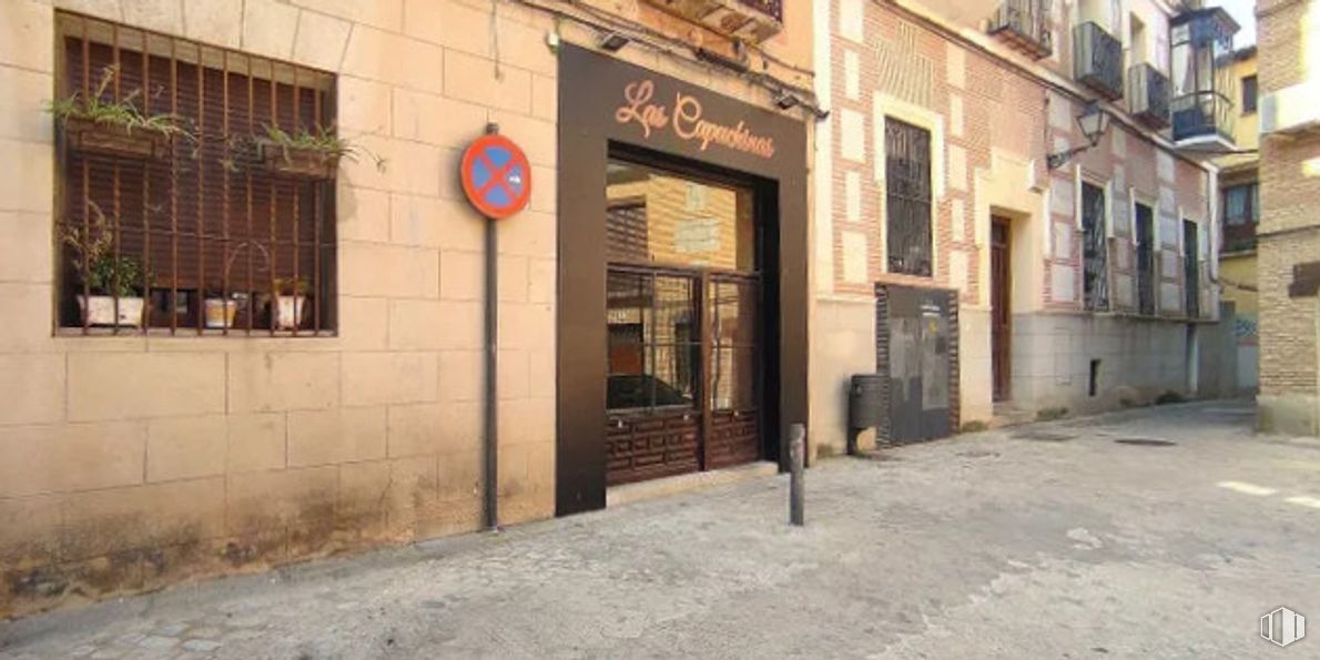 Retail for sale at Plaza Capuchinas, Toledo, 45002 with window, brick, fixture, building, brickwork, road surface, facade, font, door and wood around