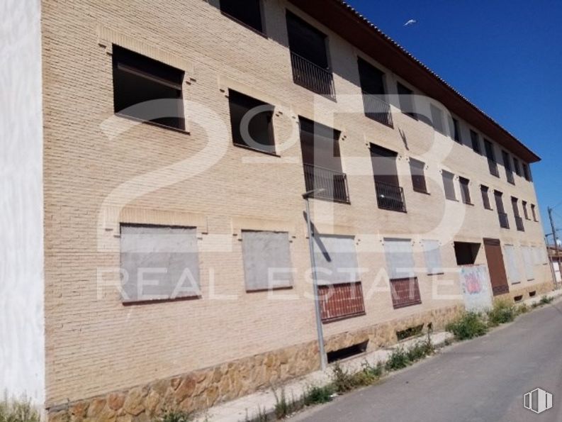 Land for sale at Casco urbano, Santa Olalla, Toledo, 45530 with window, building, plant, property, sky, fixture, architecture, urban design, residential area and brick around