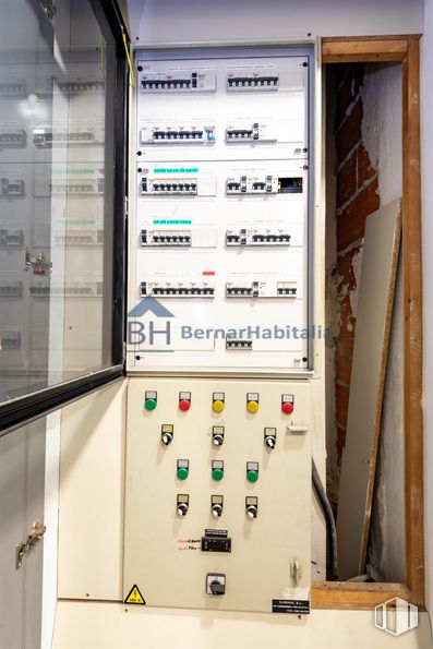 Local en alquiler en Malasaña-Universidad, Centro, Madrid, 28015 con panel de control, cableado eléctrico, gas, máquina, ingeniería electrónica, gafas, estantería, suministro eléctrico, equipo de audio y ingeniería alrededor