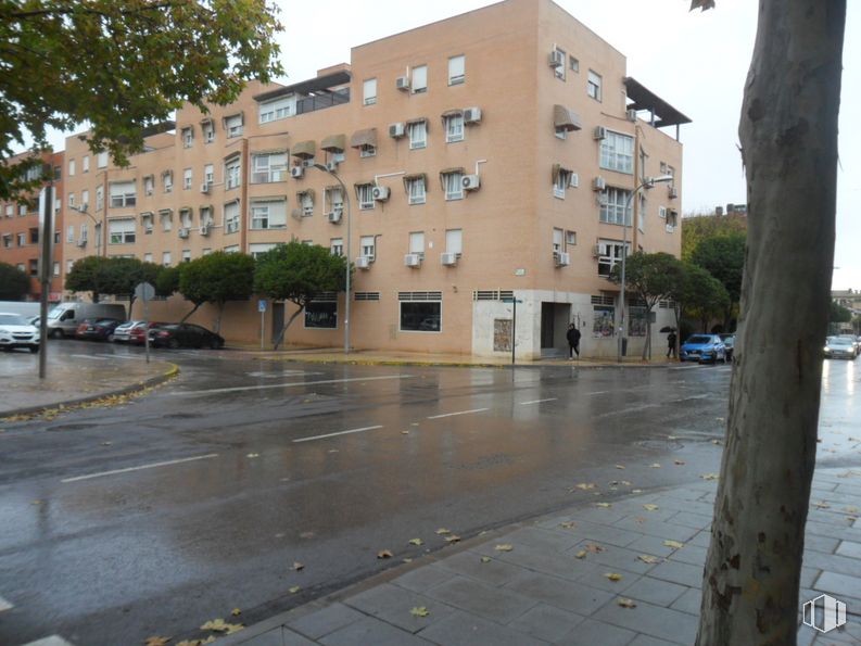 Local en alquiler en Zona Centro, Pinto, Madrid, 28320 con edificio, ventana, planta, árbol, superficie de carretera, coche, cielo, diseño urbano, condominio y vehículo alrededor