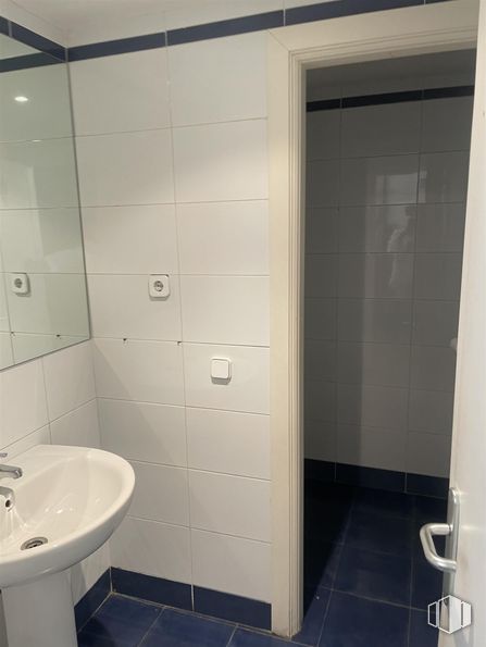 Nave en alquiler en Calle Avena, 24, Leganés, Madrid, 28914 con fregadero, propiedad, grifo, lavabo, espejo, cuarto de baño, edificio, accesorios de fontanería, accesorio y madera alrededor