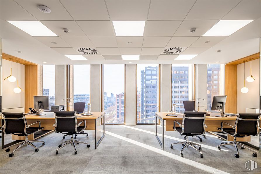 Office for rent at Edificio Cuzco IV, Paseo Castellana, 141, Tetuán, Madrid, 28046 with chair, light fixture, lighting, desk, furniture, interior design, flooring, office chair, table and floor around