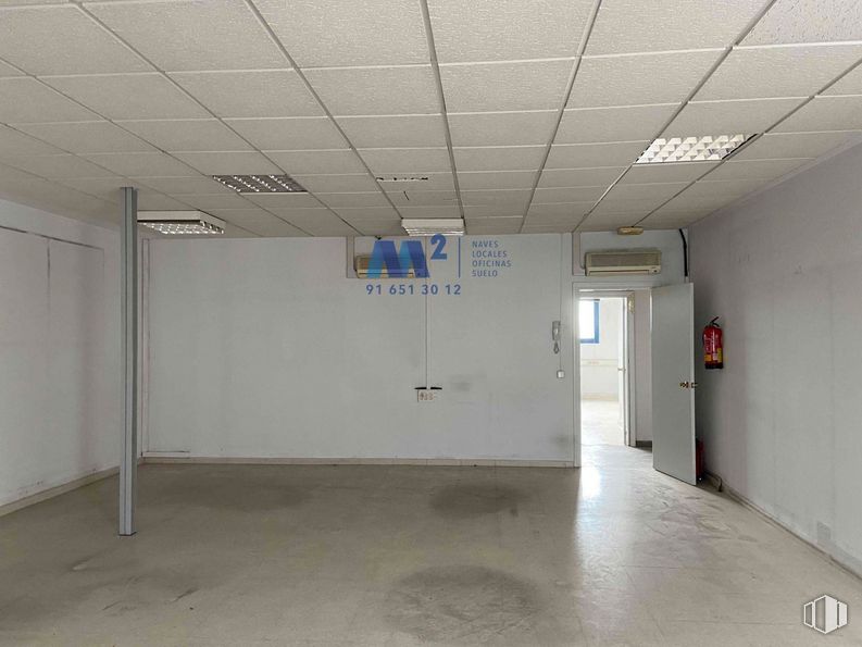 Nave en venta en Zona empresarial, Alcobendas, Madrid, 28100 con edificio, accesorio, pasillo, pavimento, techo, hormigón, vidrio, yeso, transparencia y evento alrededor