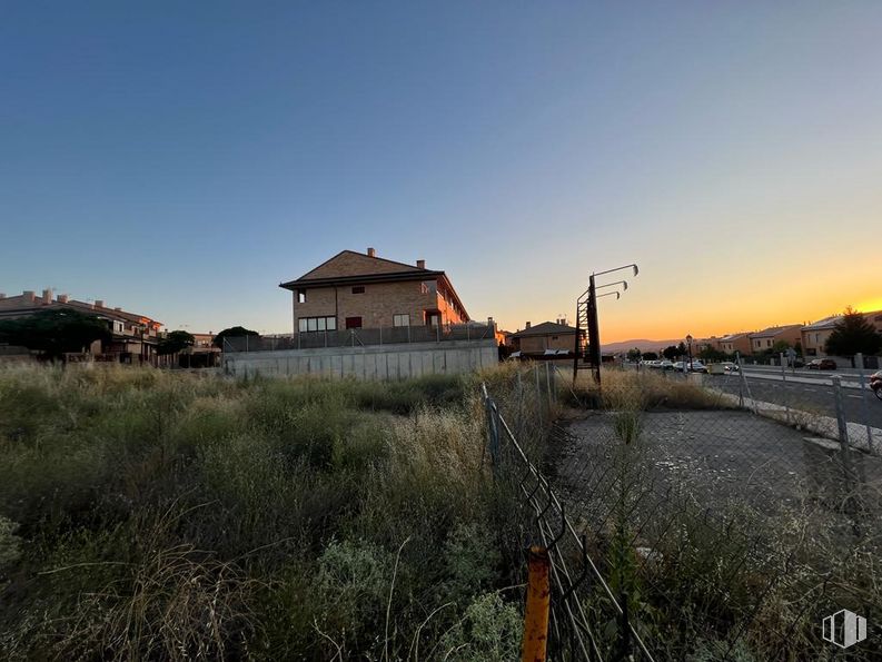 Suelo en venta en Calle Países Bajos, Ávila, 05004 con edificio, cielo, planta, nube, paisaje natural, ventana, lote de terreno, casa, hierba y horizonte alrededor