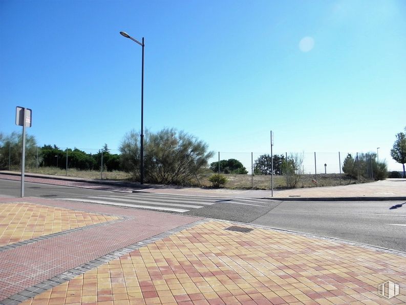 Suelo en alquiler en El Encinar, Boadilla del Monte, Madrid, 28660 con luz de la calle, cielo, planta, superficie de carretera, asfalto, árbol, lote de tierra, vía pública, brea y diseño urbano alrededor