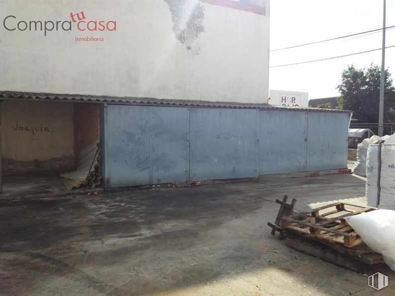 Industrial for sale at Polígono Industrial El Cerro, Segovia, 40006 with asphalt, road surface, sky, wood, composite material, gas, tree, concrete, flooring and road around