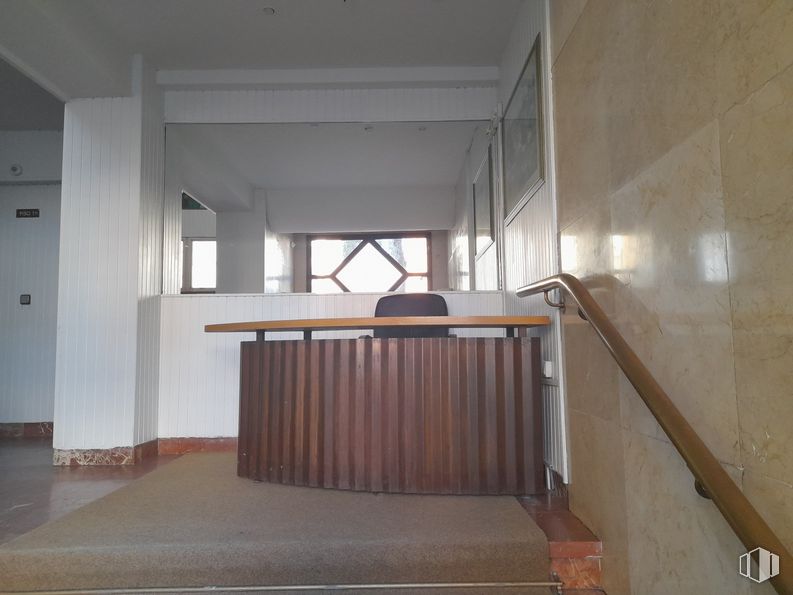 Oficina en alquiler en Avenida Alberto Alcocer, 42, Chamartín, Madrid, 28016 con ebanistería, ventana, edificio, madera, accesorio, casa, pasillo, suelo, escaleras y piso alrededor