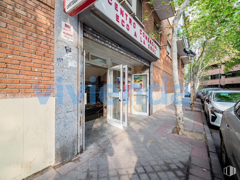 Local en venta en Calle MIsterios, Ciudad Lineal, Madrid, 28027 con coche, neumático, rueda, edificio, superficie de la carretera, arquitectura, ventana, ladrillo, árbol y vehículo alrededor