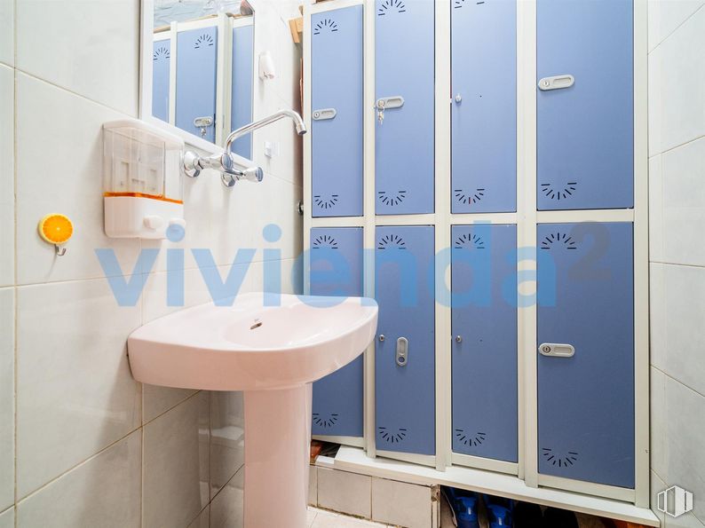 Local en venta en Calle Pedro Heredia, Salamanca, Madrid, 28028 con fregadero, accesorios de fontanería, cuarto de baño, accesorio, puerta, gas, fontanería, grifo, azul eléctrico y suministro doméstico alrededor