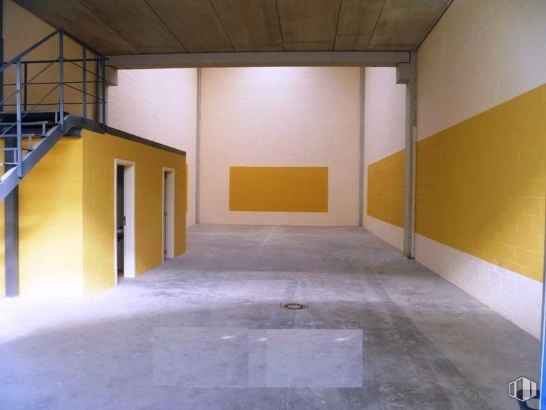 Industrial for rent at Polígono Industrial Coslada, Coslada, Madrid, 28820 with door, property, building, floor, fixture, wall, flooring, house, hall and wood around