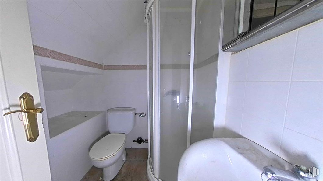 Retail for sale at Travesía Colombia, Toledo, 45004 with toilet, door handle, plumbing fixture, building, toilet seat, bathroom, fixture, interior design, floor and flooring around