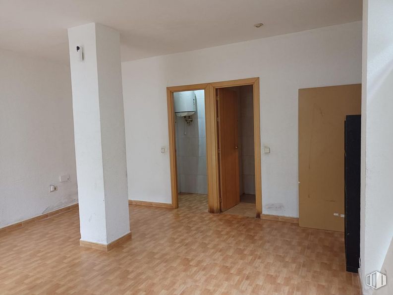 Local en alquiler en Calle Andorra, 11, Fuenlabrada, Madrid, 28943 con madera, accesorio, puerta, edificio, suelos, hall, tinte para madera, madera dura, puerta de casa y suelo laminado alrededor