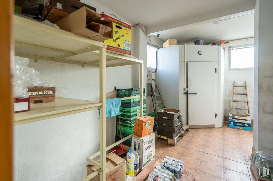 Local en alquiler y venta en Las Matas, Las Rozas de Madrid, Madrid, 28290 con mueble, estante, estantería, suelos, suelo, techo, habitación, caja de envío, caja y envases de cartón alrededor